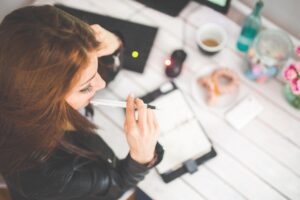 20代女性が仕事が辛いと感じた時の次の仕事の探し方は？