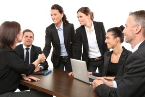 20代女性が仕事で辛いと感じる同僚との関係を改善する方法は？